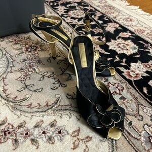 Enzo angiolini size 9 black flower strap heels.